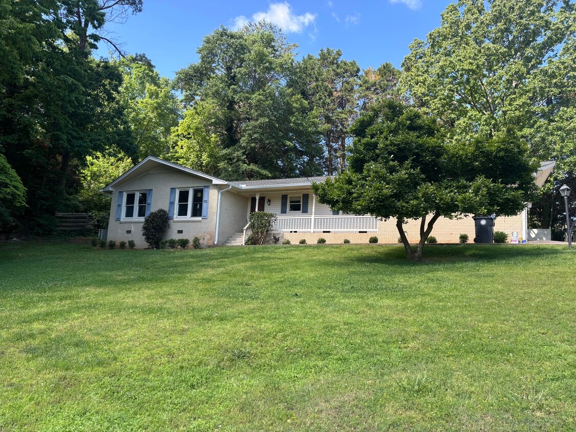 Photo - 1311 Lakeshore Cir (Gainesville, GA)