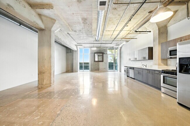 Photo - 825 East 4th St