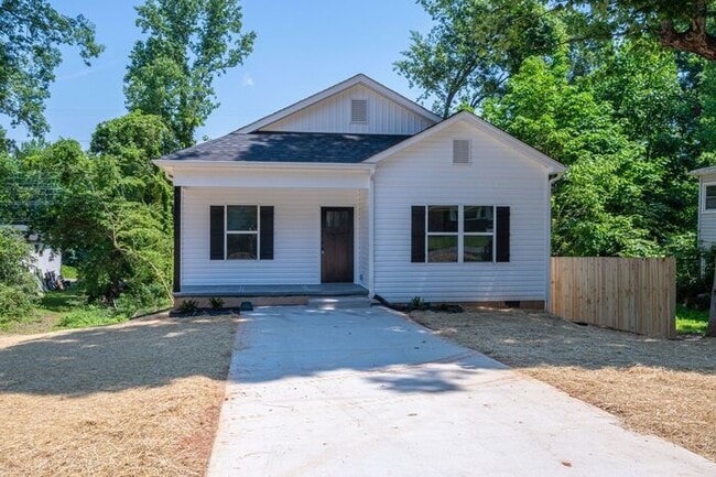 Building Photo - Your New Home Awaits in Hickory!