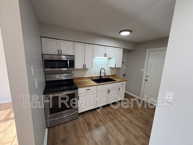 Photo - 1608 W 58th St