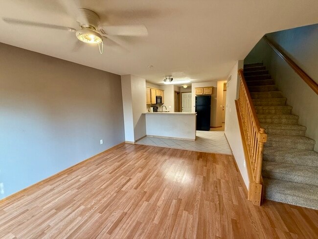 Photo - 721 Broderick Dr NE