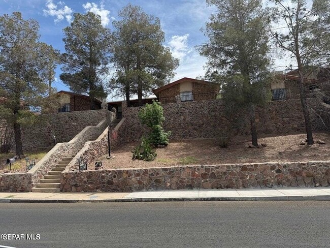 Building Photo - 504 E University Ave