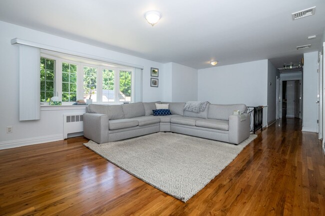 Photo - 18 Carlyle Pl