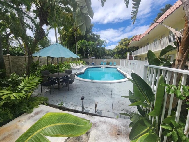 Building Photo - 1125 NE 16th Pl Unit 105