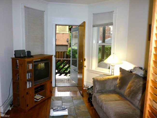 Photo - 1129 W Oakdale Ave Unit 1R