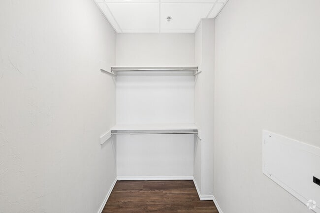 1BR, 1BA - 600SF - Big Walk-in Closet