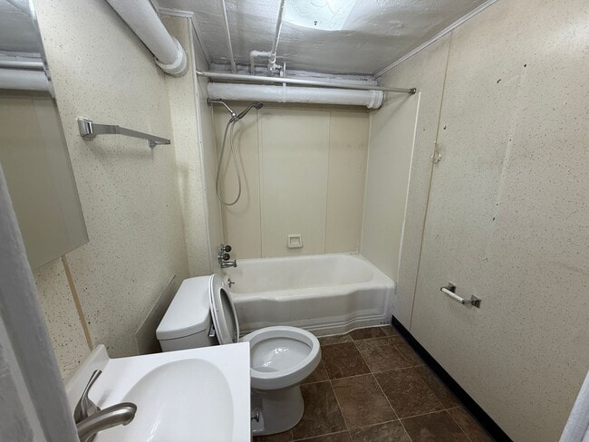 Photo - 1 bedroom, 1 bathroom Apartment! AVAILABLE NOW! Unit Apt #15