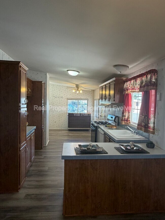 1514 E Muriel Dr