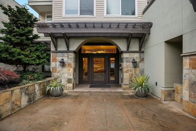 Building Photo - Charming 1-Bedroom in North Queen Anne clo... Unit 302, Seattle, WA 98109 Rental