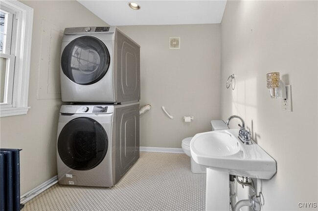 Photo - 2340 Court St