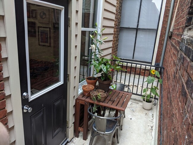 Building Photo - 217 E Grace St Unit Apt #C