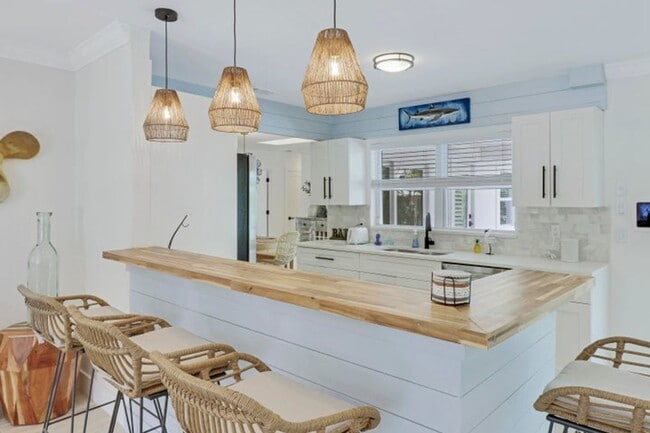 Photo - 9 W Riverside Dr