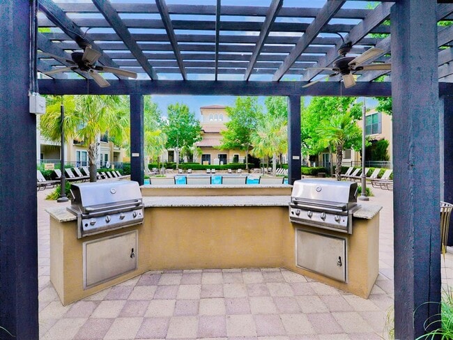 Outdoor grills - Mission at La Villita Apartments