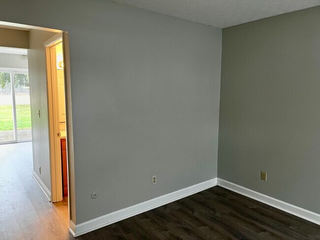 Photo - 707 Forest Ln