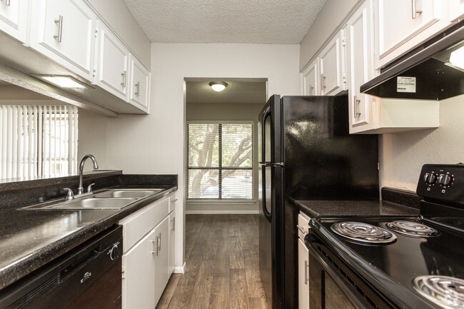 1BR, 1BA - 696SF Kitchen & Dining Room