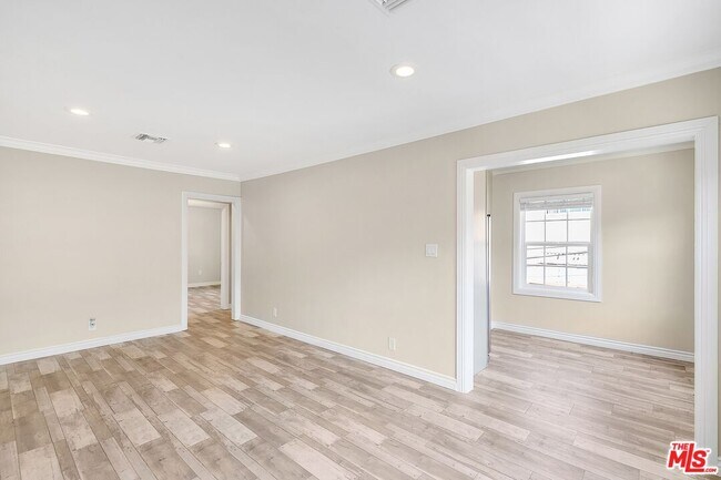 8613 1/4 W Olympic Blvd