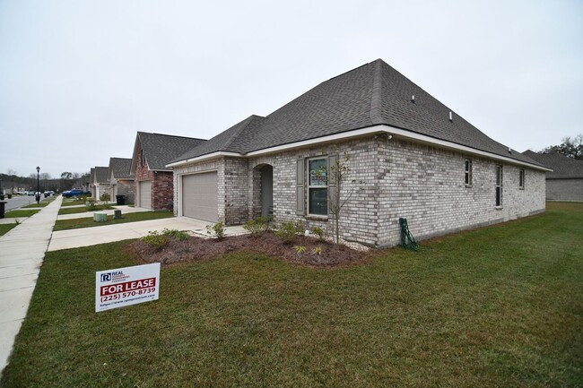 Building Photo - Trendy, 3 bedroom, 2 bath home in coveted Kenilworth Crossing Community near LSU