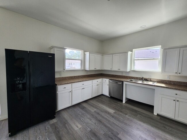 Photo - 3/2/2-AVAILABLE FOR LATE OCTOBER-NOVEMBER MOVE IN