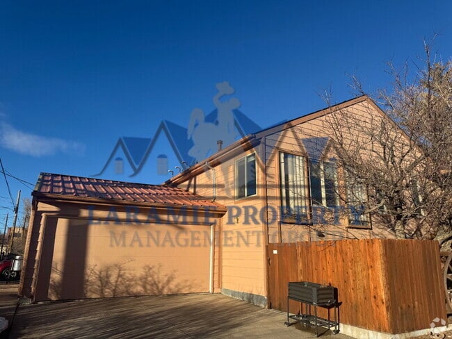 Building Photo - 709 E Sheridan St Unit Upper Rental