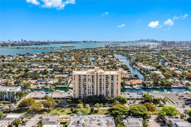 Photo - 2350 NE 135th St Unidad 403