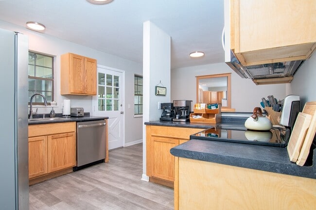 2233 La Valle Dr