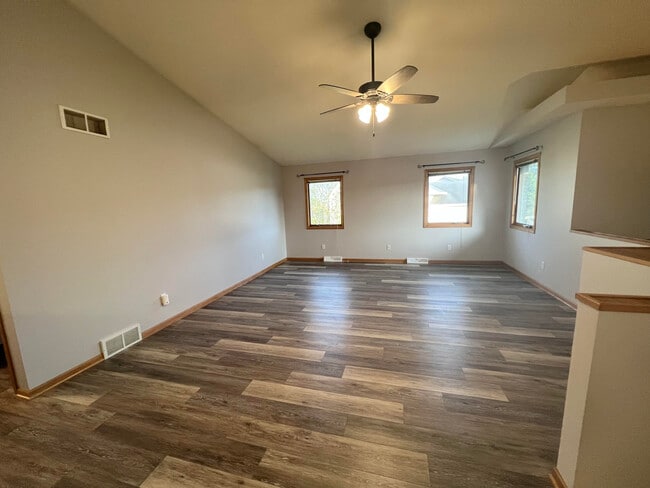 Photo - 611 Wellington Dr