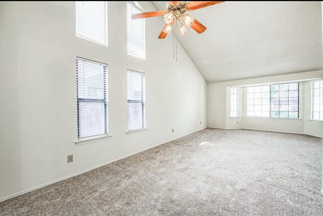 Building Photo - 6376 N Forestiere Ave