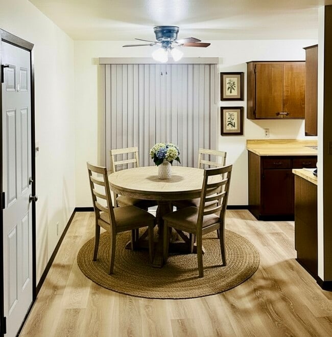 Comedor pequeño - 805 E Cedar Ave Unidad 805 E. Cedar Ave.