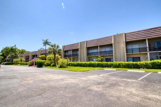 Building Photo - 4657 Fountains Dr S Unit 206