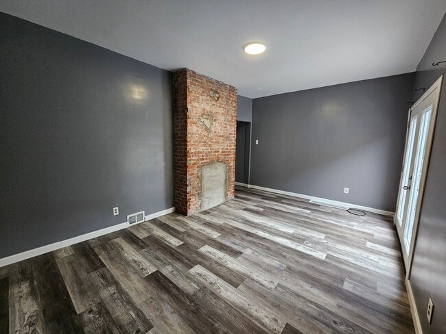 Building Photo - Spacious 5 bedroom 1.5 bathrooms for rent ...