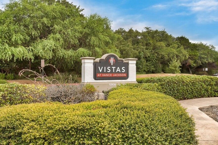 At Vance Jackson, we have all you need to feel right at home. Located in beautiful San Antonio, our prime location is near many restaurants, retail, and much more.