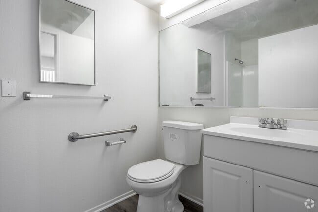 1BR, 1BA - 500SF - Bathroom - Rose Gardens Apartments