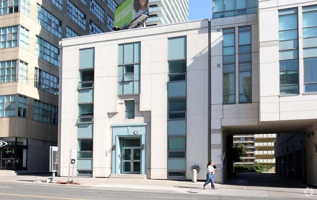 Photo - 196 Eglinton Ave E