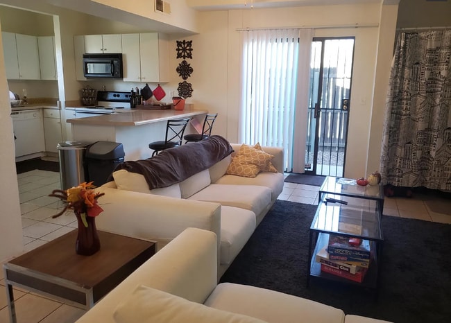 Living Space/Kitchen - 439 E Linden St Unit 3 Bed / 3 Bath Near UofA