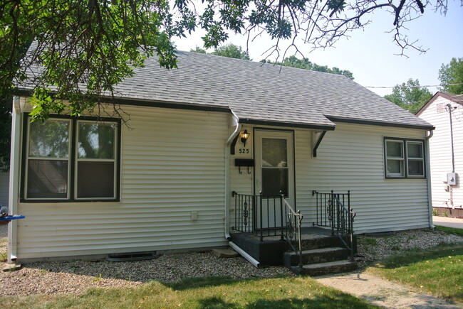 Building Photo - 2 Bedroom House!