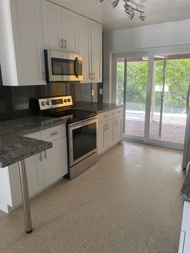 Cook while looking at the water - 2007 NE 15th Ave Unit 2007