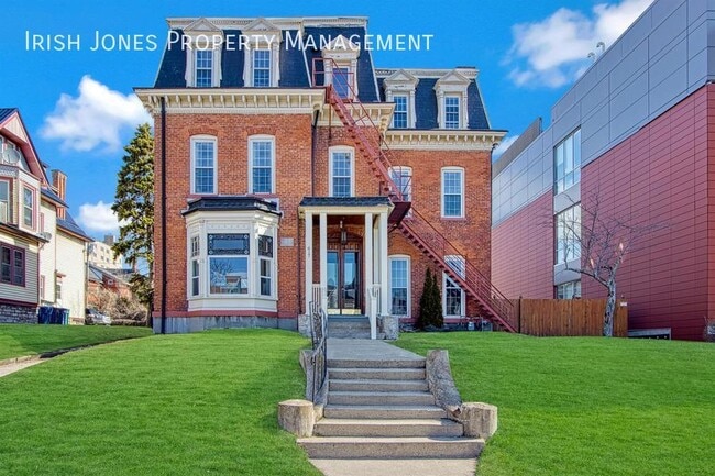 Building Photo - 617 Niagara St Unit Apt 5