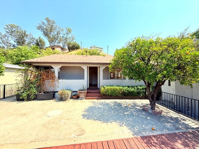 Building Photo - Updated 2 Bed 1.5 Bath Home with Private E...