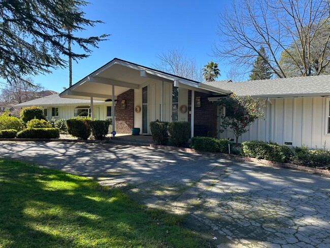 4 Bedroom Arden Oaks Home with Swimming Pool - 4 Bedroom Arden Oaks Home with Swimming Pool