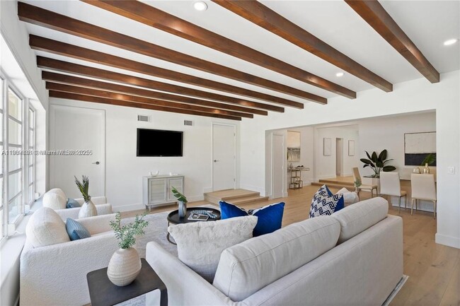 Photo - 1033 W 47th St