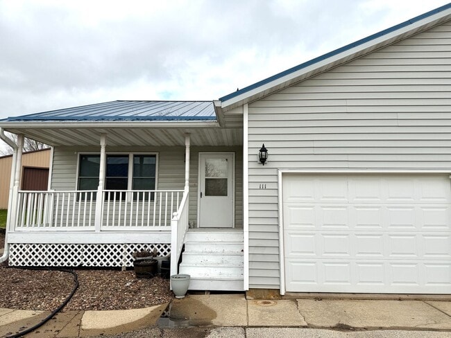 Building Photo - 111-113 Hegge Unit 111