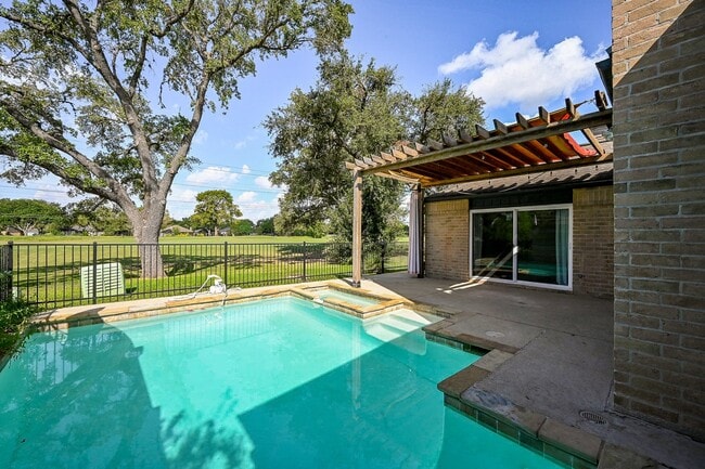 Photo - 414 Fox Briar Ln