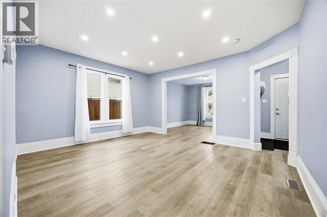 Photo - 243 Brock St S