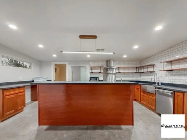 Building Photo - Single family residence