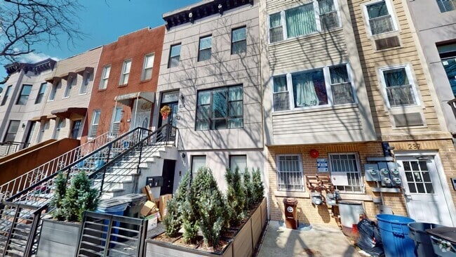 Building Photo - 235 Sumpter St Rental