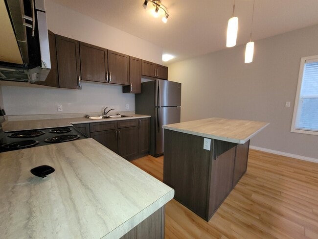 Photo - 16129-16141 141 St NW