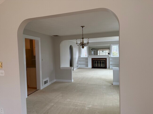 Photo - 396 Wellesley Ave