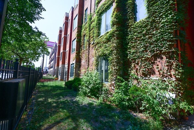 Building Photo - 2334 W Harrison St Unit 4