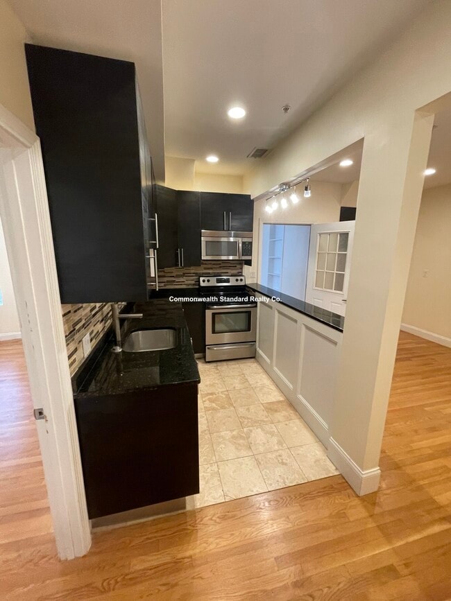 Building Photo - 1801 Beacon St Unit 6