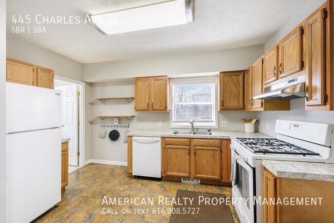 Photo - 445 Charles Ave SE
